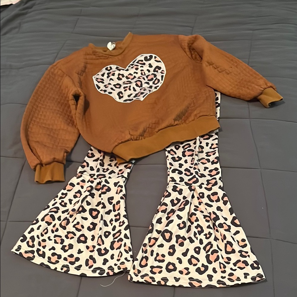 SHEIN Brown and Leopard Kids Matching Set
